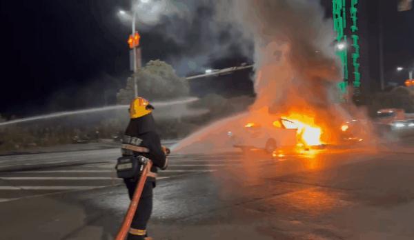 一辆私家车起火，起因于车内夫妻的一次争吵？