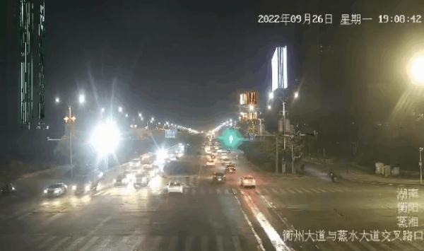 一辆私家车起火，起因于车内夫妻的一次争吵？