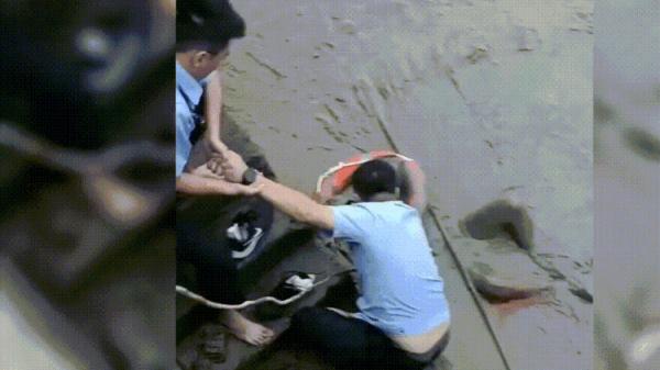 失明老人跌落3米高桥，下一秒……