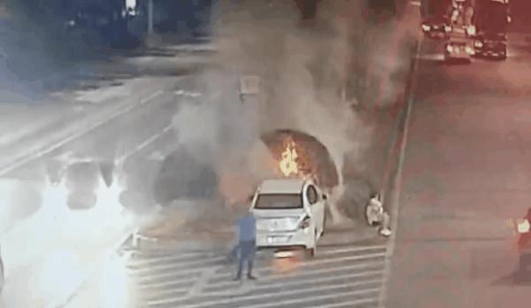 一辆私家车起火，起因于车内夫妻的一次争吵？