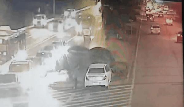 一辆私家车起火，起因于车内夫妻的一次争吵？