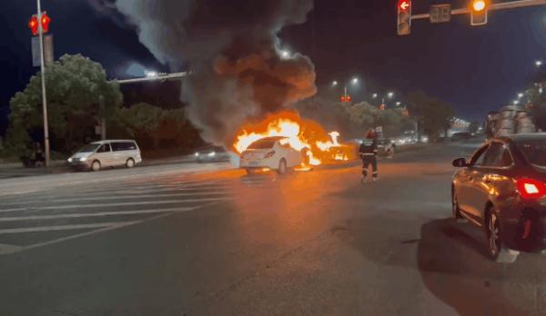 一辆私家车起火，起因于车内夫妻的一次争吵？