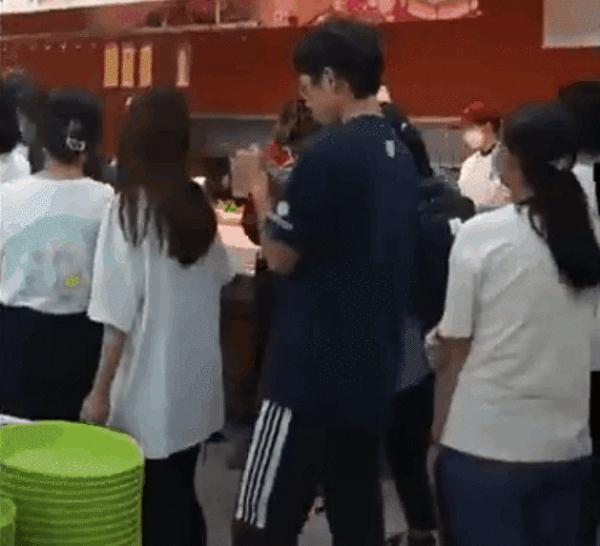 还记得那个“送儿子去北大，店铺歇业”的店主吗？他又去北大了！