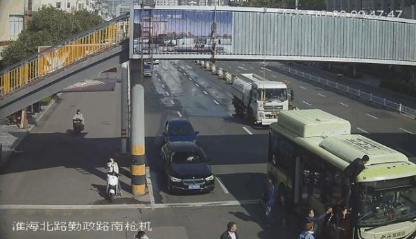 工人从天桥掉下悬空，公交车女司机果断决定救人