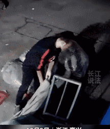 太吓人！男子胸口蓝牙耳机突然喷火！
