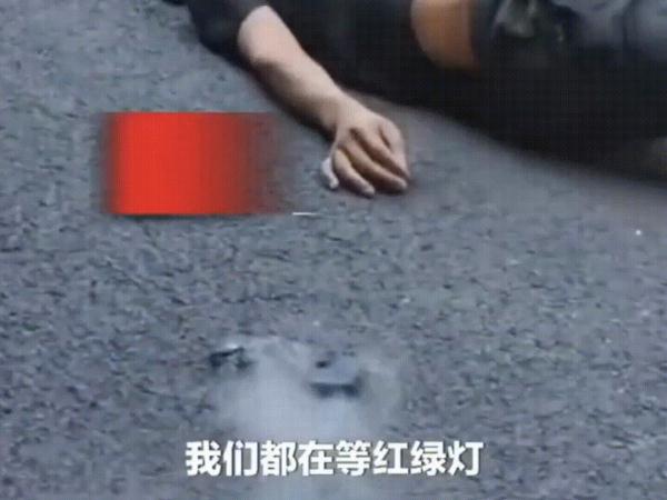 太吓人！男子胸口蓝牙耳机突然喷火！