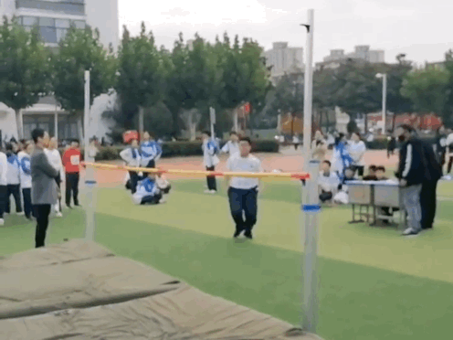 哈哈哈~男孩用“奇怪姿势”跳高!网友笑翻 哈哈哈~男孩用“奇怪姿势”跳高!网友笑翻