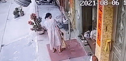 烧烤嫌火太小，老太太直接“火上浇油” ？！