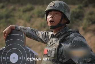 眼神“凶狠”网友却说“超暖”，他有一等功×2！二等功×2！三等功×6！