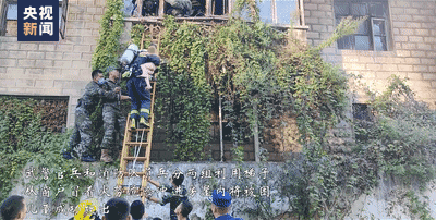 “孩子！我的孩子还在里面”5岁儿童被困火场 消防和武警联手救援