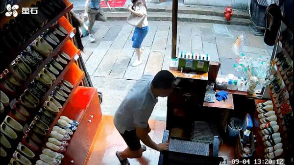 殊死搏斗！浙江一个体经营户用身体挡刀救下陌生女子……