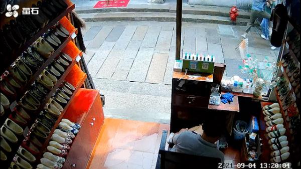 殊死搏斗！浙江一个体经营户用身体挡刀救下陌生女子……