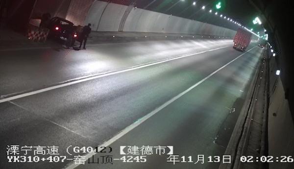 隧道内俩小车一顿操作猛如虎，杭州高速交警：扣15分罚500！