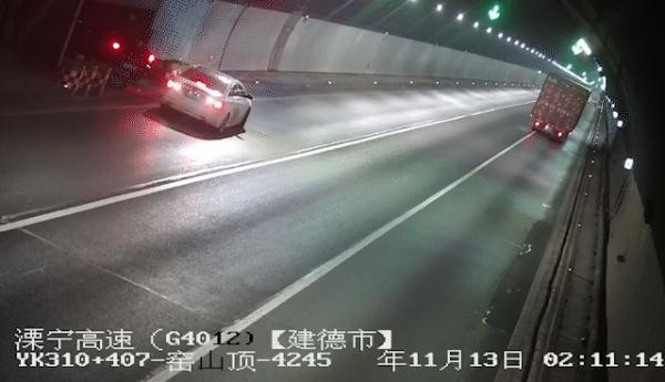 隧道内俩小车一顿操作猛如虎，杭州高速交警：扣15分罚500！