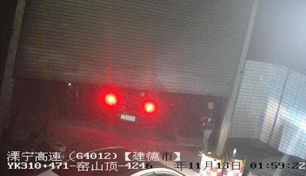 隧道内俩小车一顿操作猛如虎，杭州高速交警：扣15分罚500！