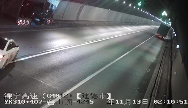 隧道内俩小车一顿操作猛如虎，杭州高速交警：扣15分罚500！