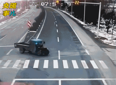 大货车闯红灯,抢=祸! 大货车闯红灯,抢=祸!