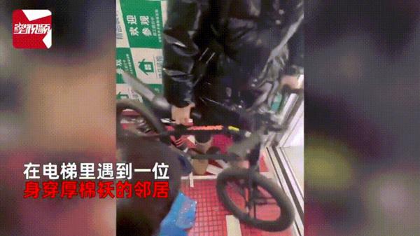 0℃的天，3岁女儿非要穿艾莎公主裙出门，妈妈：去吧！网友：我家娃不管用