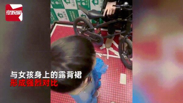 0℃的天，3岁女儿非要穿艾莎公主裙出门，妈妈：去吧！网友：我家娃不管用