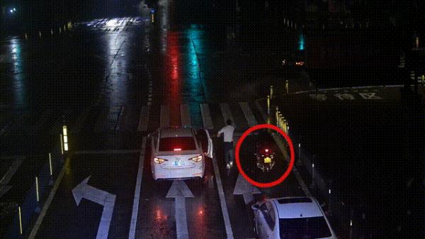 雨夜追“凶”！小车追尾后逃逸，路过的他出手了……