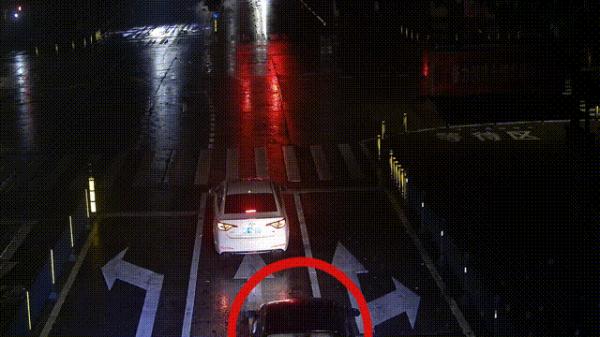 雨夜追“凶”！小车追尾后逃逸，路过的他出手了……