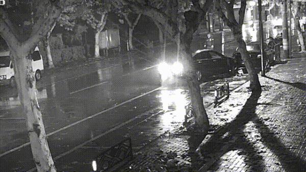 雨夜追“凶”！小车追尾后逃逸，路过的他出手了……