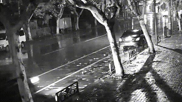 雨夜追“凶”！小车追尾后逃逸，路过的他出手了……