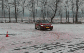 下雪天怎么开前驱、后驱、四驱车？