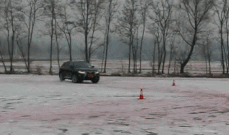 下雪天怎么开前驱、后驱、四驱车？