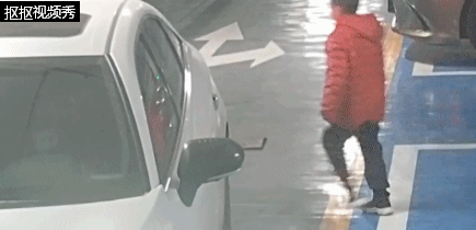 幼童在停车场玩滑板，瞬间被卷入车底！画面揪心