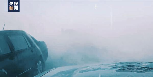 “天呐！警察被风刮哪儿去了……”