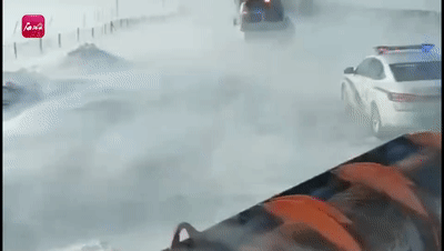 “天呐！警察被风刮哪儿去了……”