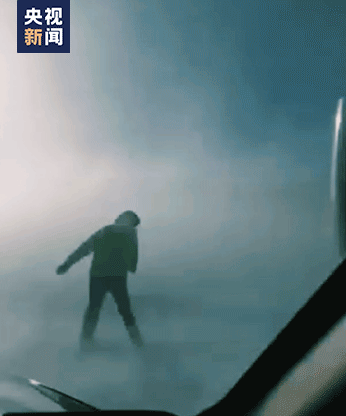 “天呐！警察被风刮哪儿去了……”