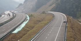 一次“惊险”会车后，他才知道自己在高速上逆行了2公里！