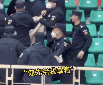 曾凡博赛后送战靴，引发球迷保安争抢！场面一度失控