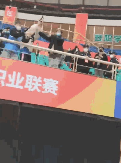 曾凡博赛后送战靴，引发球迷保安争抢！场面一度失控