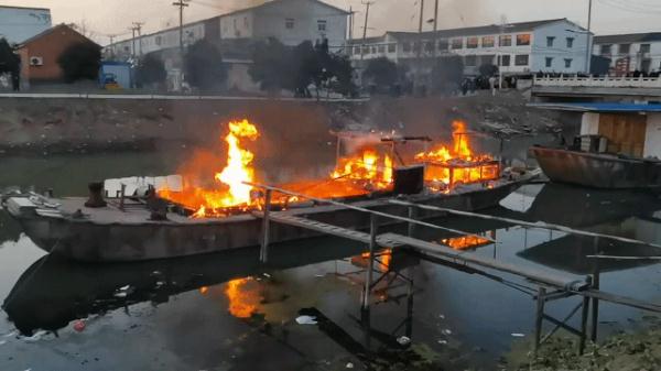 江苏一渔船被烧成空壳，背后的原因不容忽视！