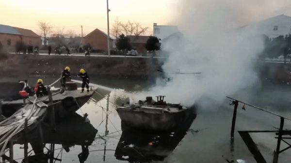 江苏一渔船被烧成空壳，背后的原因不容忽视！