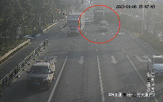 轿车“任性”变道进大车盲区，被推行数十米……