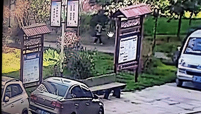 监控曝光!贵州一“熊孩子”玩火引燃电缆井 监控曝光!贵州一“熊孩子”玩火引燃电缆井