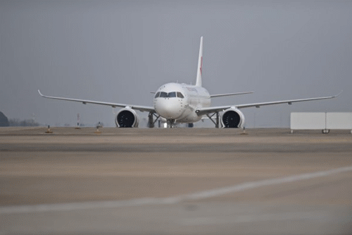 全球首架!C919首次亮相武汉 全球首架!C919首次亮相武汉