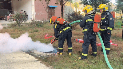 监控曝光!贵州一“熊孩子”玩火引燃电缆井 监控曝光!贵州一“熊孩子”玩火引燃电缆井
