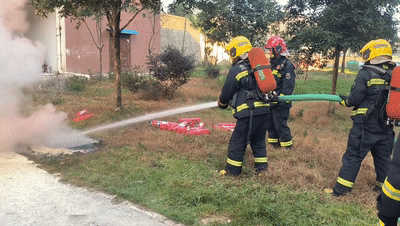监控曝光!贵州一“熊孩子”玩火引燃电缆井 监控曝光!贵州一“熊孩子”玩火引燃电缆井