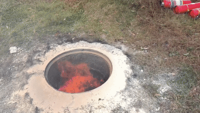 监控曝光!贵州一“熊孩子”玩火引燃电缆井 监控曝光!贵州一“熊孩子”玩火引燃电缆井