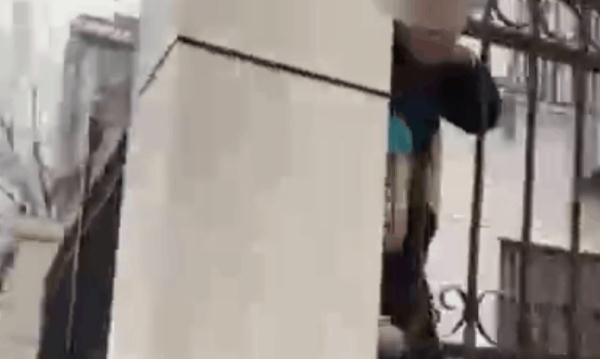 监控曝光!贵州一“熊孩子”玩火引燃电缆井 监控曝光!贵州一“熊孩子”玩火引燃电缆井