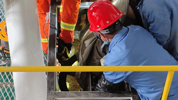 当心被“咬”！一工人操作不慎手臂卷入粉碎机！