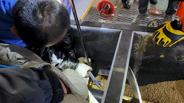 当心被“咬”！一工人操作不慎手臂卷入粉碎机！