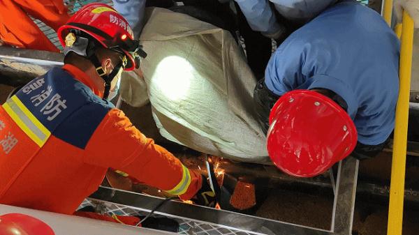 当心被“咬”！一工人操作不慎手臂卷入粉碎机！