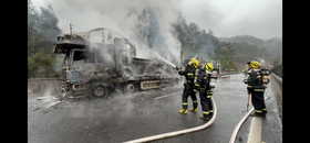 贵州一大货车起火,10辆特斯拉新车烧成空壳! 贵州一大货车起火,10辆特斯拉新车烧成空壳!