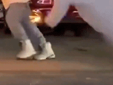险毁容！一女生玩仙女棒滑倒，脸着地被烧，燃烧中心近500℃